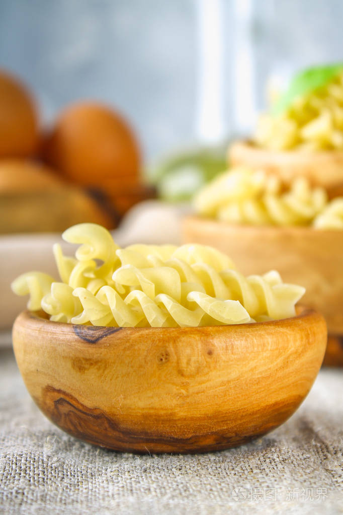 螺旋通心粉.与有关的螺丝,但有更严格的螺旋结构,即与较小的间距