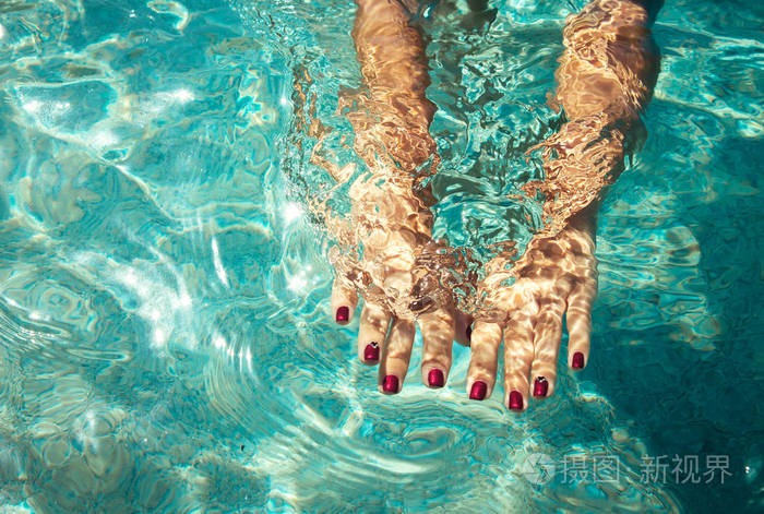 在海边游泳的女人女性双手在清澈的海水下