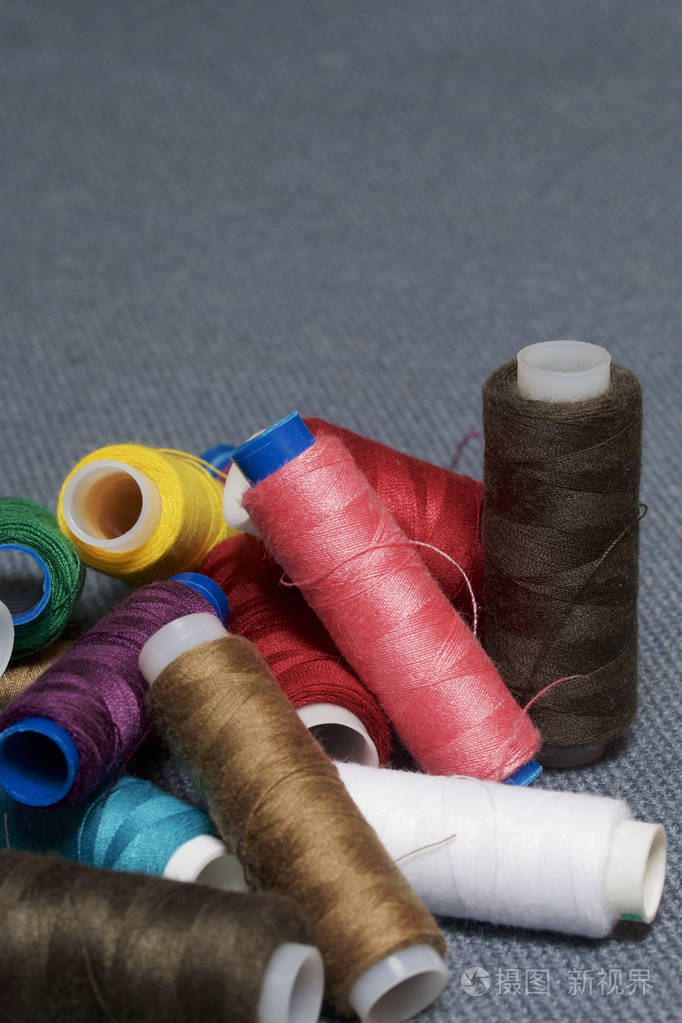 灰色编织背景下不同颜色线的线圈