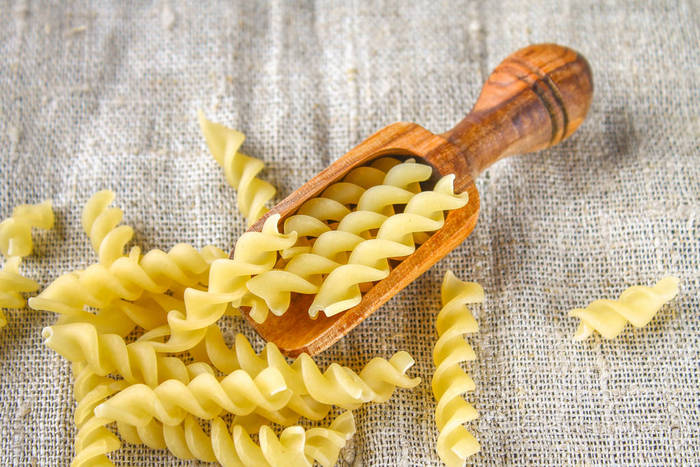 螺旋或螺旋状的面食螺旋通心粉与有关的螺丝但有更严格的螺旋结构即与