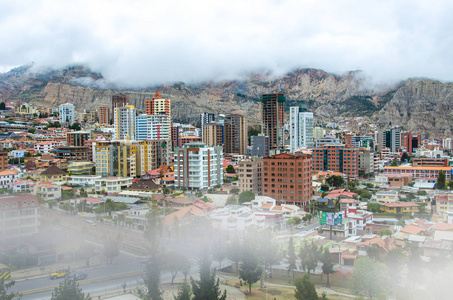 玻利维亚拉巴斯的城市风貌与晨雾