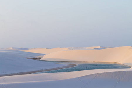 来自巴西Lencois Maranhenes国家公园的白色沙丘全景。 雨水泻湖。 巴西景观