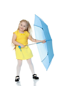女孩她手里拿着一把蓝色的伞