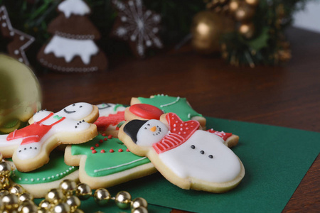 五颜六色的圣诞曲奇饼与节日装饰