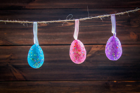 复活节假期背景挂在绳子上的鸡蛋装饰品