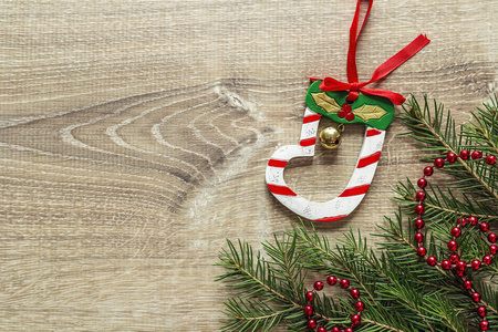 木制背景的冷杉树枝和圣诞装饰品。水疗