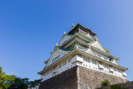 在晴朗的蓝天上的大阪城堡与复制空间