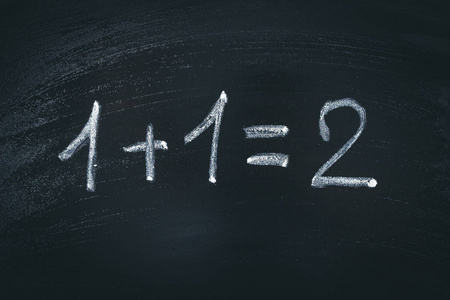 黑板上的数学简单方程式。一加一等于二