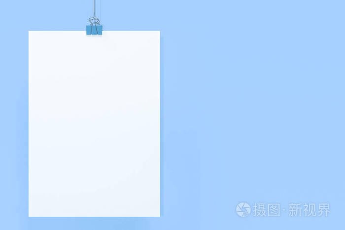 空白白色海报与粘合剂夹子样机在蓝色背景