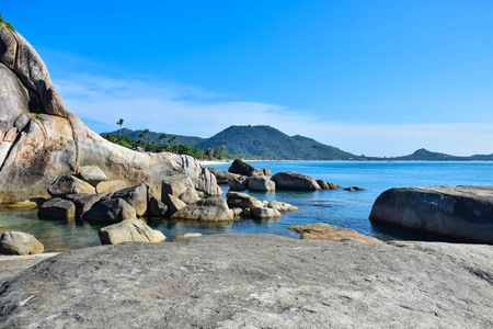 泰国苏梅岛岩石海滨沙滩的美丽海景