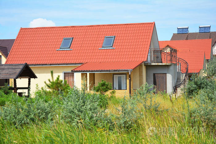 房子用金属屋顶瓦片, 阁楼天窗窗口。家庭淌, 屋顶排水沟, 塑料淌系统