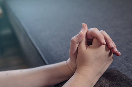 依赖种族祈祷的女人手照片