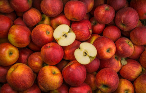 组的红苹果与它们的叶子