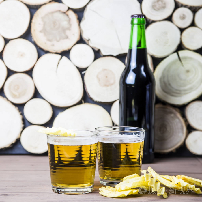 麦芽和啤酒花制成的轻酒精天然饮料光和暗啤酒