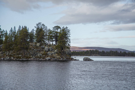 挪威 Femundsmarka 国家公园的一个美丽的湖泊景观。背景中有一座遥远山脉的湖泊。美丽的秋日风光, 色彩鲜艳