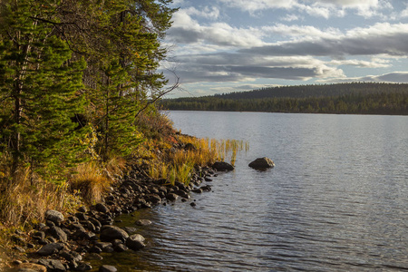 挪威 Femundsmarka 国家公园的一个美丽的湖泊景观。背景中有一座遥远山脉的湖泊。美丽的秋日风光, 色彩鲜艳