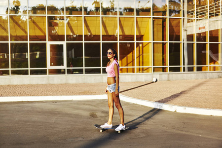 滑板的年轻女子