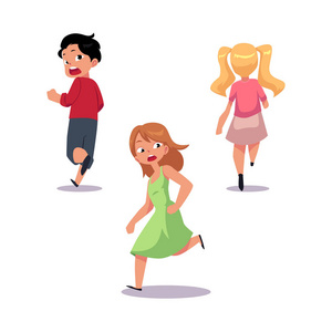 恐惧的男孩害怕的孩子, 男孩和女孩在恐惧中逃跑照片