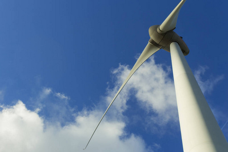 在阴天旋转风力涡轮机。现代发电技术。可再生能源概念。生态和环境友好型能源生产。特写