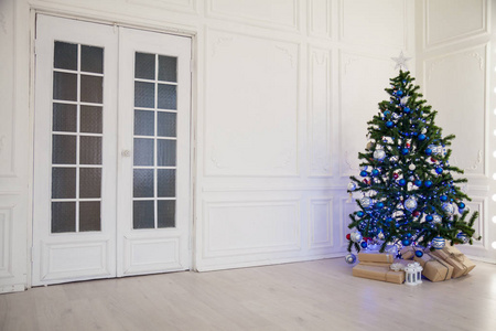 蓝色玩具筐里图片