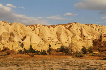 自然谷与凝灰岩石岩石在格雷梅在土耳其, 在日落