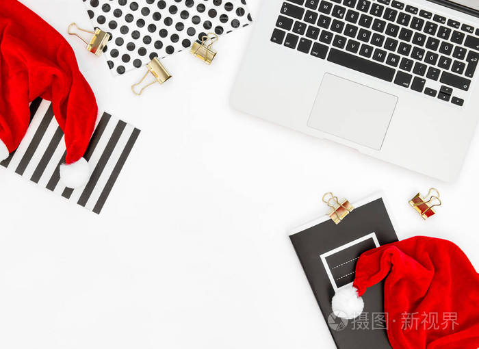 办公桌笔记本电脑红色圣诞装饰商务假期