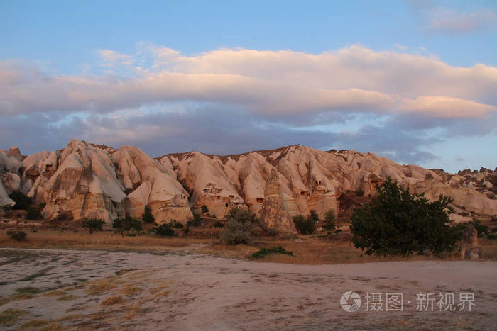 自然谷与凝灰岩石岩石在格雷梅在土耳其, 在日落