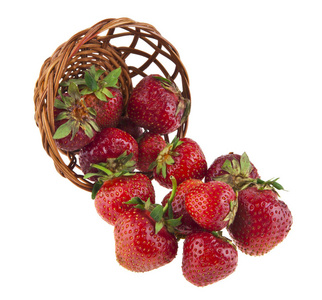 草莓在白色背景特写一个孤立的篮子里