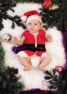 宝贝第一个圣诞节美丽的小婴孩在圣诞老人帽子