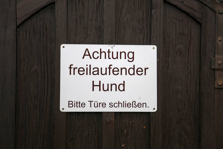 免费的跑狗. 请关上门.照片