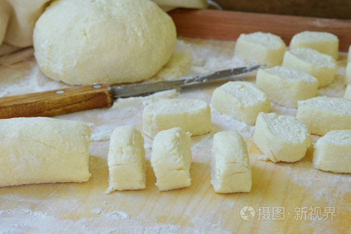 包饺子传统俄罗斯或乌克兰干酪懒木制背景上。意大利面疙瘩