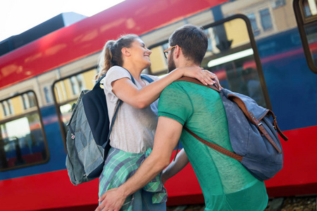 情侣离别一段时间图片