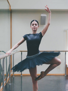 芭蕾舞演员的黑色芭蕾舞短裙和脚尖伸展在巴里芭蕾体育馆。妇女站立在酒吧和镜子附近, 准备为性能