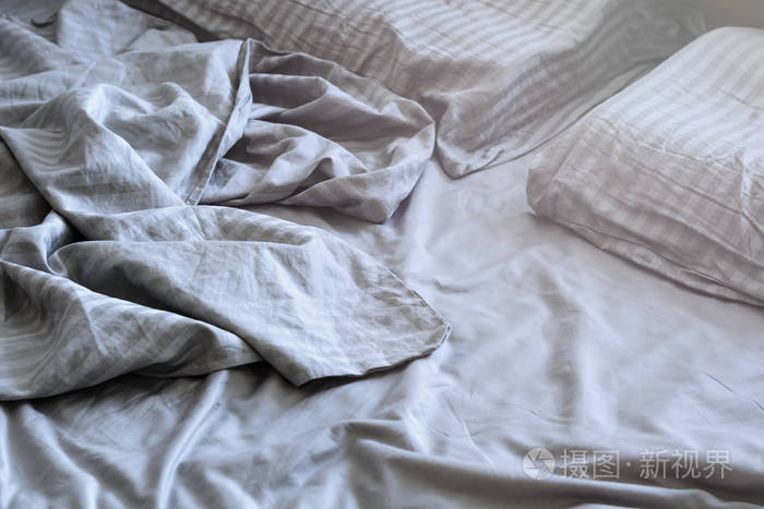 丝绸皱巴巴的床单在床上
