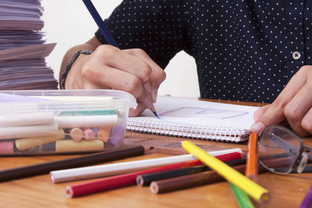 在学校工作的孩子的手图片