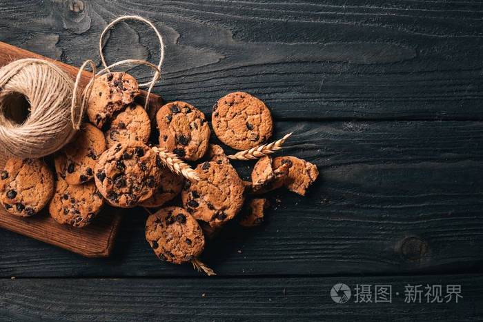 巧克力饼干在木制背景上。顶部视图。文本的可用空间