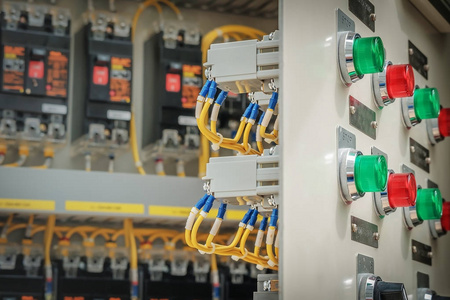 科技控制面板石化工业厂房变电室控制面板断路器及面板控制照片