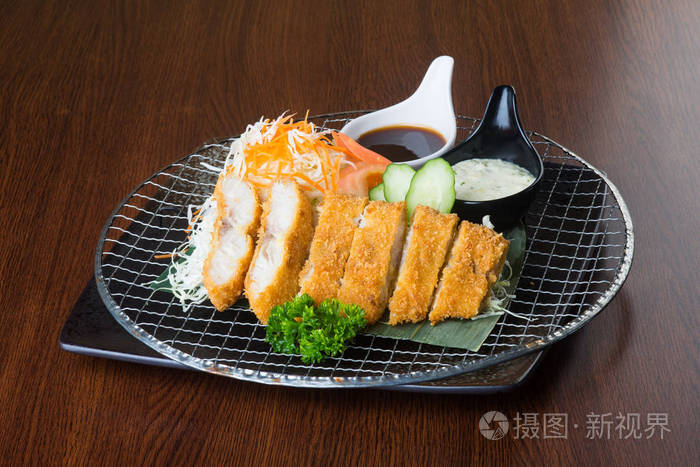 日本料理背景上的炸鱼