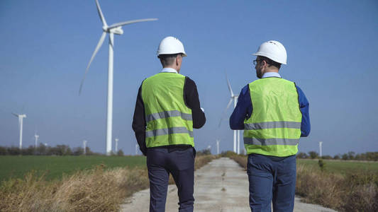 两位工程师讨论风电场图片