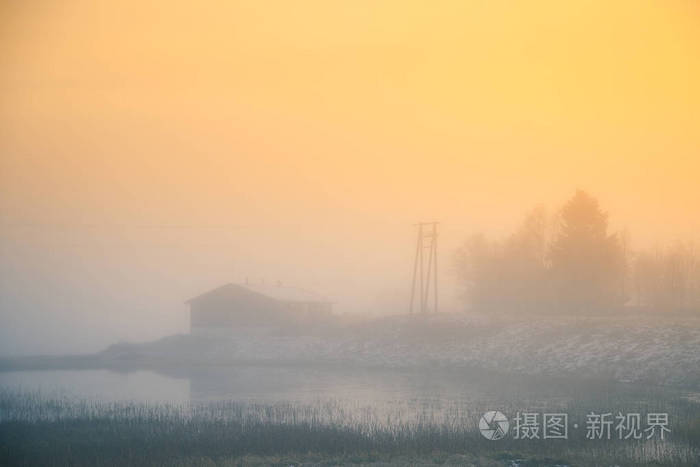 挪威中部一个美丽的雾蒙蒙的早晨。五颜六色的秋景与薄雾。平静, 宁静的感觉