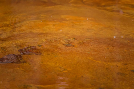 挪威老铜矿冬季的一种橙色锈迹斑斑的水。明亮的色彩流细节, 特写镜头