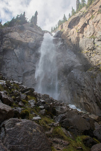 吉尔吉斯斯坦山区瀑布