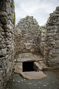 石步下到地窖在卡佩尔 Lligwy, 一个被毁坏的教堂在 Rhos 附近 Lligwy 在安格尔西, 北威尔士