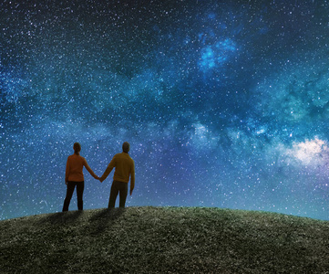 梅西尔 82星空一个人在阿尔卑斯山上的高空仰望星空和银河.