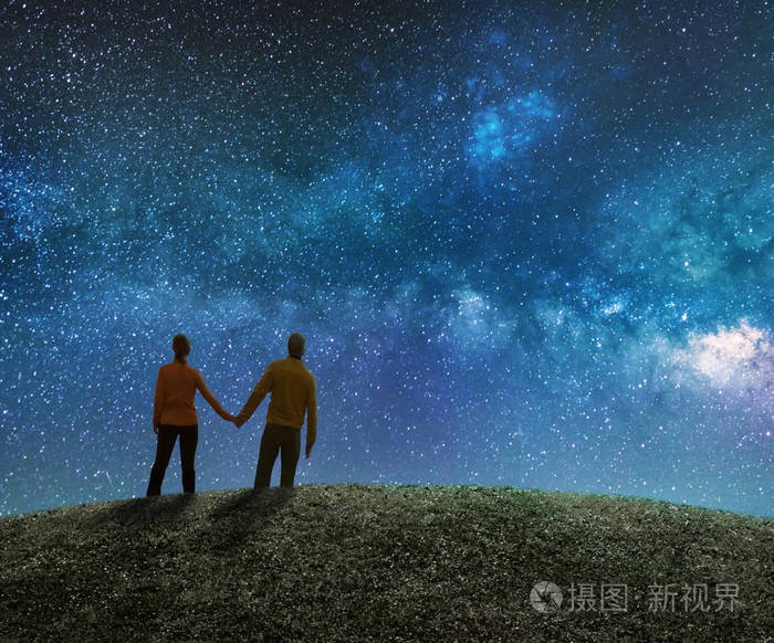 恋人在夜空中仰望星空