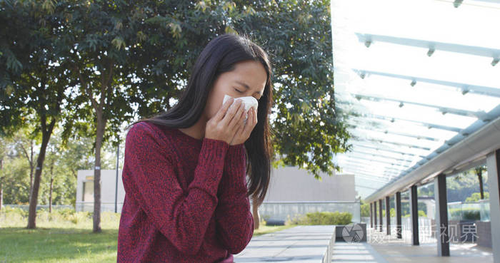 亚洲女人在户外打喷嚏