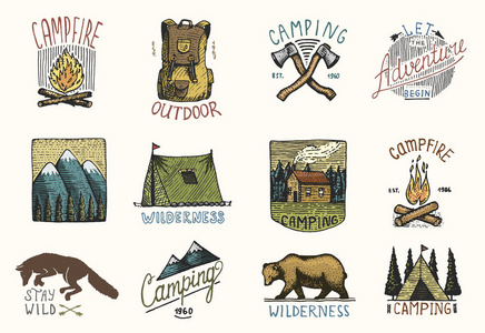组刻的复古 手拉 老 标签或徽章野营 徒步旅行 狩猎与山 篝火晚会 帐篷，轴。熊和背包 狼或红狐狸