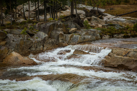 一个美丽的瀑布在中央挪威。五颜六色的秋天在河的风景。自然秋天风景