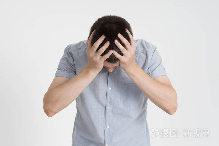 头痛和偏头痛, 灰色背景的人头部疼痛