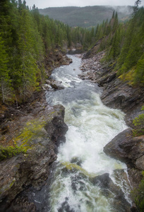 一个美丽的瀑布在中央挪威。五颜六色的秋天在河的风景。自然秋天风景